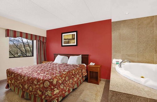 East Orange Hotel | Ramada by Wyndham East Orange