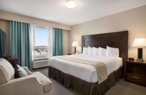Emerald Park Hotel | Ramada by Wyndham Emerald Park/Regina East