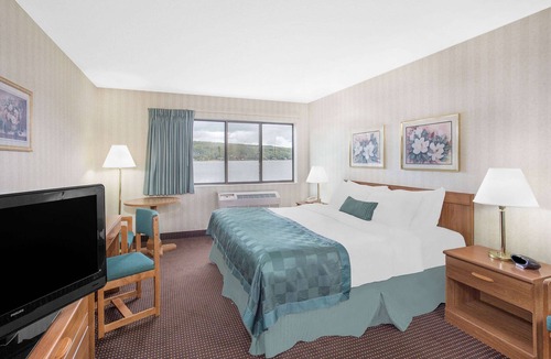Hancock Hotel | Ramada by Wyndham Hancock Waterfront