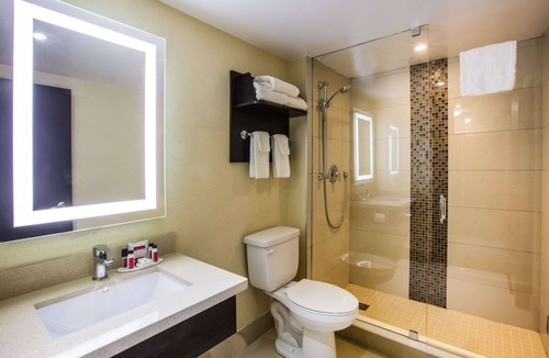 Jacksons Point Hotel | Ramada by Wyndham Jacksons Point