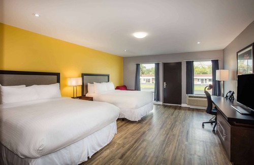 Jacksons Point Hotel | Ramada by Wyndham Jacksons Point