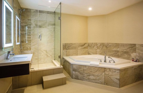 Jacksons Point Hotel | Ramada by Wyndham Jacksons Point
