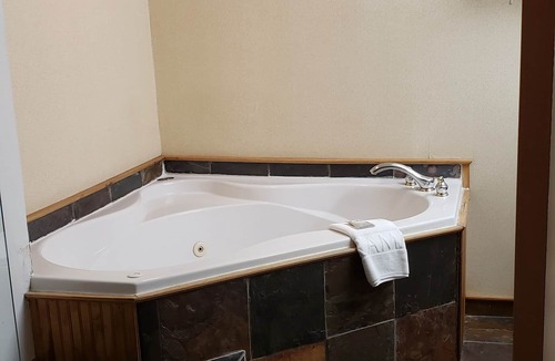 North Bay Hotel | Ramada by Wyndham Pinewood Park Resort North Bay
