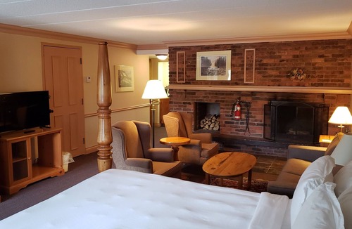 North Bay Hotel | Ramada by Wyndham Pinewood Park Resort North Bay