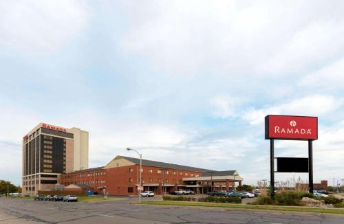 Downtown Hotel | Ramada by Wyndham Topeka Downtown Hotel & Convention Center