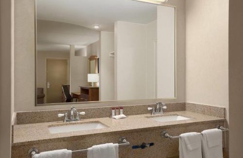Rockville Centre Hotel | Ramada by Wyndham Rockville Centre