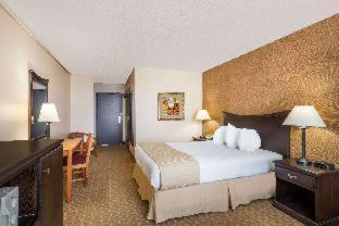 Watertown Hotel | Ramada by Wyndham Watertown Thousand