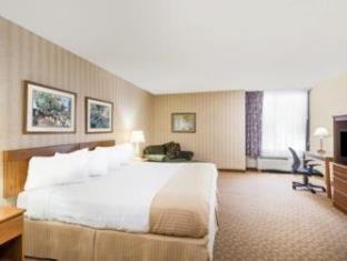 Watertown Hotel | Ramada by Wyndham Watertown Thousand