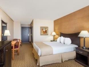 Watertown Hotel | Ramada by Wyndham Watertown Thousand