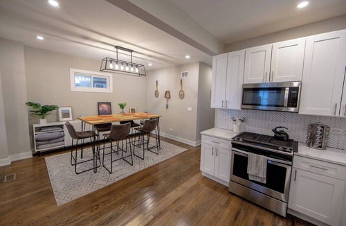 Rogers Park Apartment | Ramblers' Station – Sporty 3BR Apt Steps from Loyola & Lake w/Free Parking