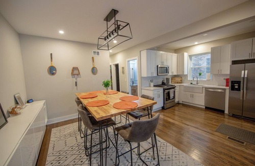 Rogers Park Apartment | Ramblers' Station – Sporty 3BR Apt Steps from Loyola & Lake w/Free Parking