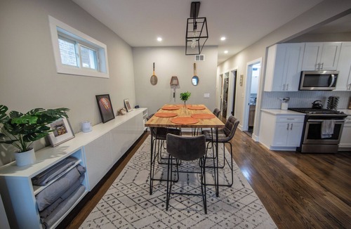 Rogers Park Apartment | Ramblers' Station – Sporty 3BR Apt Steps from Loyola & Lake w/Free Parking