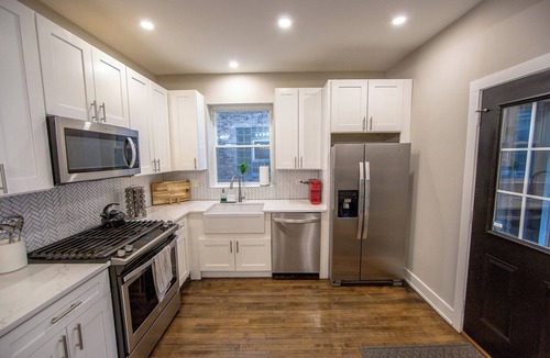 Rogers Park Apartment | Ramblers' Station – Sporty 3BR Apt Steps from Loyola & Lake w/Free Parking