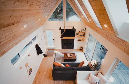 Index Cabin | Ramblin' Rose Riverfront, Hot tub, Pet frdly, Cozy