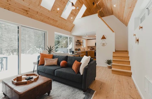 Index Cabin | Ramblin' Rose Riverfront, Hot tub, Pet frdly, Cozy