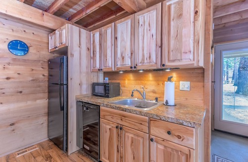 Sunriver Cabin | RANC16 - Cozy Cabin, Community Pool