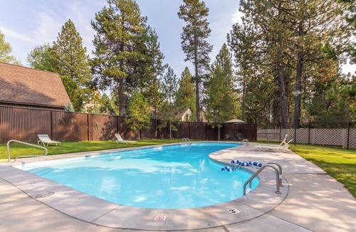 Sunriver Cabin | RANC16 - Cozy Cabin, Community Pool