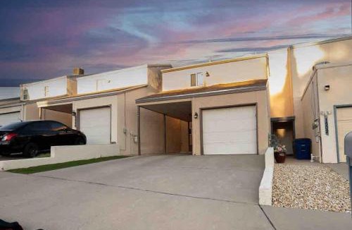 Biggs Field House | Ranch Glam Townhome with Indoor Fireplace