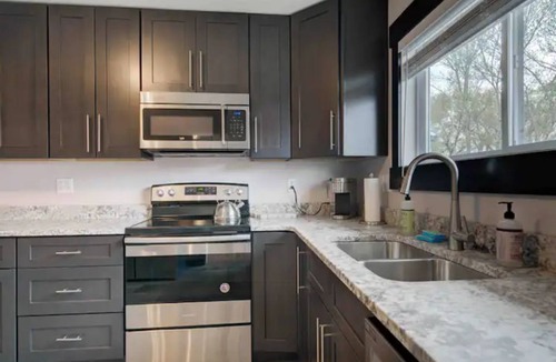 Belgrade House | Ranch Guest House with Mountain Views