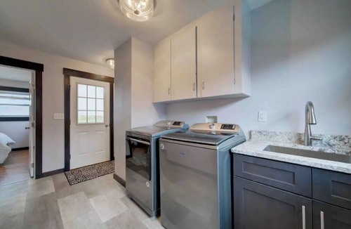 Belgrade House | Ranch Guest House with Mountain Views