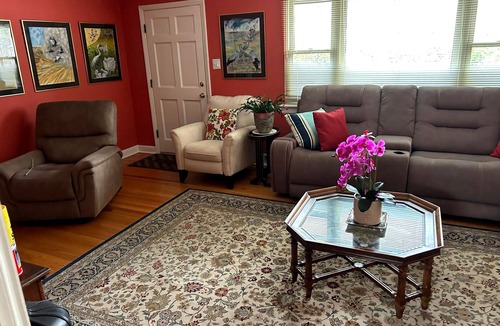 Durham House | Ranch home, 3 private bedroom suites with full private bathrooms, near Duke Univ