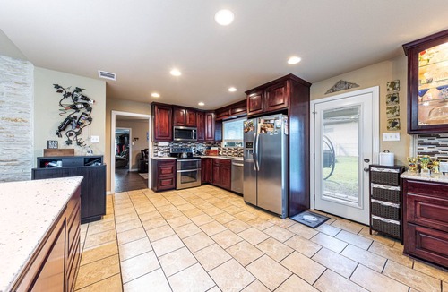 Pflugerville House | Ranch Home w Gorgeous Kitchen-Office-Big Screens-Covered Porch-Playscape & Lg Basketball Court