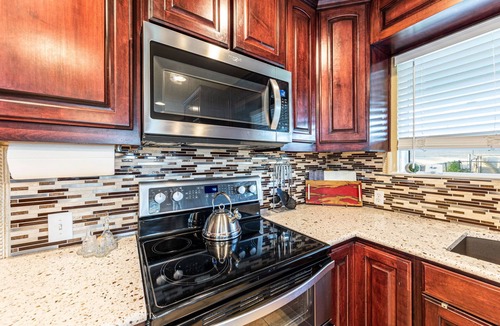 Pflugerville House | Ranch Home w Gorgeous Kitchen-Office-Big Screens-Covered Porch-Playscape & Lg Basketball Court