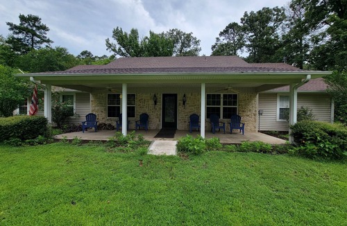 Mount Vernon House | Ranch house surrounded by peace and quiet in the tall pines.