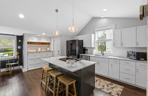 Woodbine House | Ranch house with a fenced backyard, firepit, and front porch. King suite plus queen-over-queen bunk room, sleeps 6, free parking included. Eight minutes from Geodis Park, ten from the airport, fourteen from Broadway.