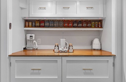 Woodbine House | Ranch house with a fenced backyard, firepit, and front porch. King suite plus queen-over-queen bunk room, sleeps 6, free parking included. Eight minutes from Geodis Park, ten from the airport, fourteen from Broadway.
