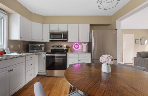 Grandview House | Ranch Style Home Sleeps 8+Fenced yard+Mins to GEHA