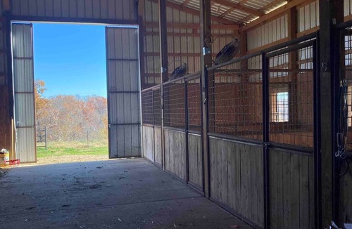 Siloam Springs House | Ranch time w Bronco & Betsey!