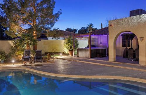 Enterprise Villa | Ranch villa 1 level on half acre 8-min from Strip