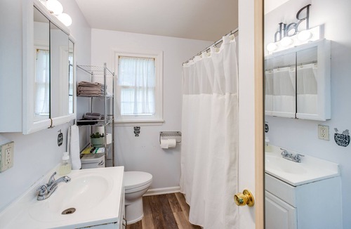 Rochester House | ♨️ Ranch W/Hot Tub~ by Arprt/Dtwn/UofR/RIT W/AC