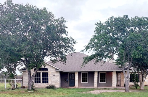 Dinero House | Ranchette by the lake just a short drive to the beach