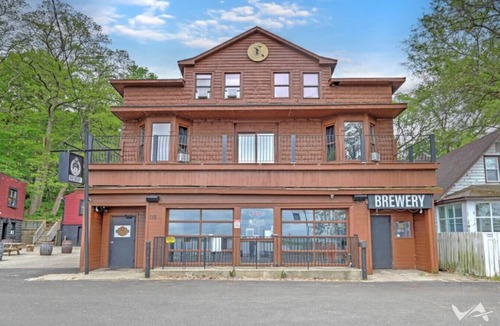 Fox Lake Apartment | Randolph Hotel Capone Suite 201