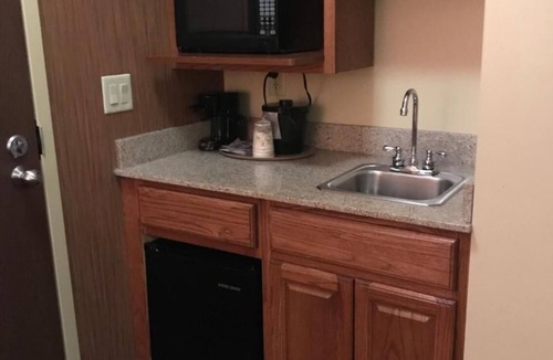 Winchester Hotel | Randolph Inn and Suites