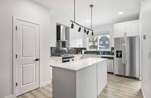 Southeast Calgary Apartment | Rangeview Retreat | A/C | Dogs Ok | Modern | Large