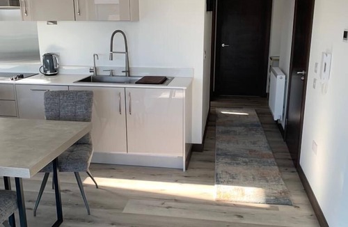 Harlow Apartment | Raphvin Apex Abode - bedroom apartment/parking