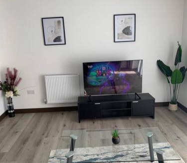 Harlow Apartment | Raphvin Apex Abode - Two bedroom apartmentparking