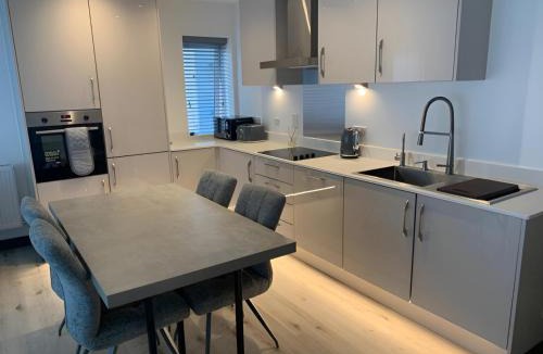 Harlow Apartment | Raphvin Apex Abode - Two bedroom apartmentparking