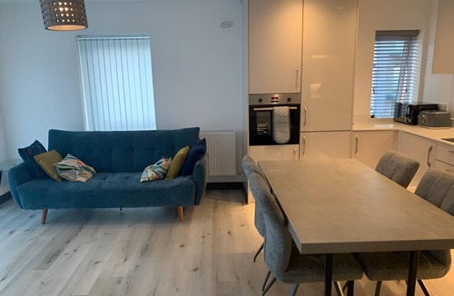 Harlow Apartment | Raphvin Apex Abode - Two bedroom apartment/parking