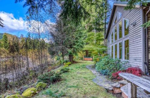 Rhododendron House | Rapid River Retreat - Meredith Lodging