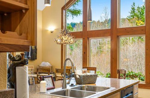 Rhododendron House | Rapid River Retreat - Meredith Lodging