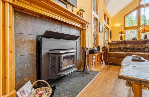 Rhododendron House | Rapid River Retreat - Meredith Lodging