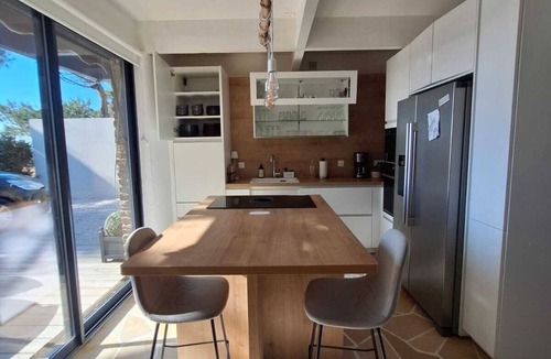 Saint-Brevin-les-Pins Villa | Rare! 170m2 waterfront villa with swimming pool in private cul-de-sac.