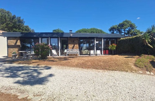 Saint-Brevin-les-Pins Villa | Rare! 170m2 waterfront villa with swimming pool in private cul-de-sac.