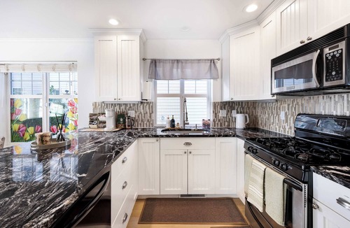 East Queen Anne House | Rare 2BR Modern Urban Escape, Free Parking