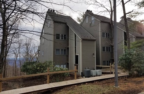 Roseland Condo | RARE 3B/2B Mountain Top Condo Walk to the Slopes and Resturants! Slope Views!
