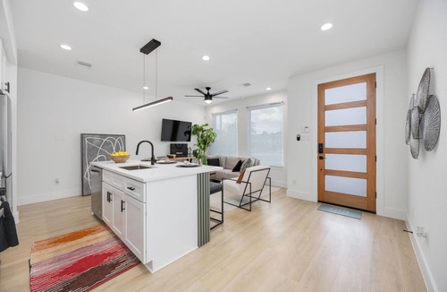 Northside House | Rare 6BR/6BA Private Home Near Downtown & Med Center w/Ground-Floor Suites